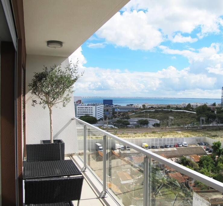 Lisbon Metro & Pool Apartment Lisboa Exterior foto